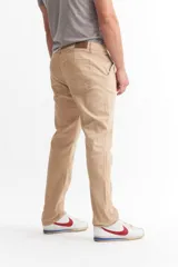 Pantalón de vestir color beige, de corte recto.