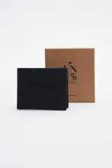 Billetera marrón de cuero con logo de la marca grabado en bajo relieve.