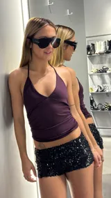 Top bordó con escote halter y tirantes finos cruzados al cuello, de corte ajustado al cuerpo.