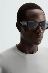 Jersey color crudo de tejido de punto, con cuello redondo y mangas largas. Corte amplio y terminaciones en rib.