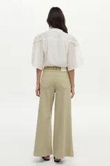 Jean estilo wide leg de tiro alto y pierna ancha, color verde claro, con costuras frontales marcadas y bolsillos laterales.