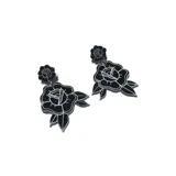 Par de aros colgantes negros con forma de rosa y hojas, con detalles grabados en color plateado.