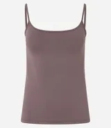 Musculosa básica de poliamida color rosa claro, con breteles finos y escote redondo.