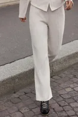 Pantalón tipo palazzo de tiro alto con cintura elástica y costura central marcada en el frente. Confeccionado en tejido de algodón suave.