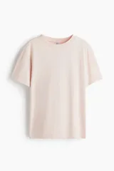 Remera rosada de corte holgado, cuello redondo y hombros caídos, confeccionada en punto suave.