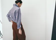 Camisa de corte recto con diseño de rayas, cuello camisero, manga larga con puños abotonados, bolsillo de parche en el pecho y cierre delantero con botones.
