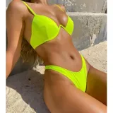 Conjunto de bikini color lila, compuesto por un soutien con aro y tirantes finos regulables, y una bombacha colaless de tiro medio.