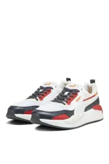 Championes deportivos Puma modelo X-Ray 2 Square, diseño chunky en color blanco con detalles en gris oscuro, rojo y naranja. Cuentan con capellada de malla y sintético, cordones grises y suela robusta amortiguada.
