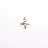 Anillo dorado con forma de serpiente, adornado con cristales multicolor.