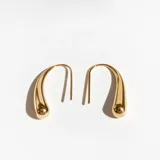 Par de aros colgantes dorados con forma de gota.