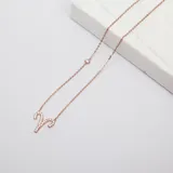 Collar dorado rosa con cadena fina y dije con el signo zodiacal aries, con incrustaciones de circonitas.