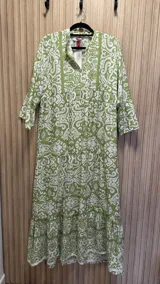 Vestido midi de algodón con estampado geométrico en blanco y negro, corte amplio y mangas largas.