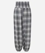 Pantalón de viscosa estilo aladín con estampado a cuadros en tonos grises, blancos y azules. Presenta cintura elástica fruncida y puños ajustados en los tobillos de corte ancho.