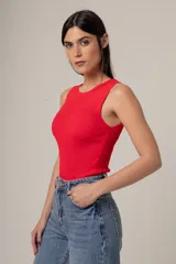 Top rojo de punto acanalado, sin mangas y con cuello redondo.