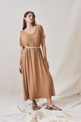 Vestido maxi color camel de viscosa y elastano, con cuello redondo, mangas cortas y cinturón fino.