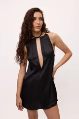 Minivestido negro de satén con escote halter y espalda descubierta.