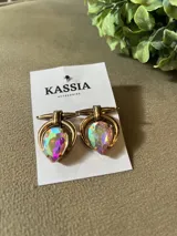 Aros colgantes con base dorada y cristal iridiscente en forma de lágrima.