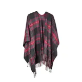 Poncho abierto con diseño de cuadros escoceses en tonos rojo, verde y negro, con terminaciones de flecos en el ruedo.