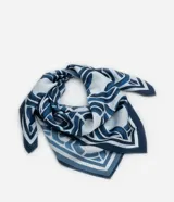 Pañuelo cuadrado de satén blanco con estampado de cadenas azules y borde azul marino.
