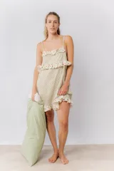 Camisón corto de algodón estampado en color crema con diseño de pequeños rombos verdes. Presenta tirantes finos, escote recto y volados en el pecho y el ruedo, con un estampado de lunares marrones sobre fondo crema.