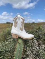 Bota corta estilo western de cuero color marrón, con taco cuadrado de 5 cm y diseño clásico. Presenta un acabado desgastado en la puntera y el talón.