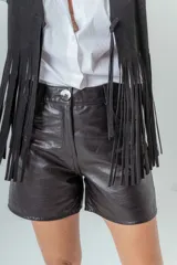 Short de cuero negro con tiro alto, corte recto y cierre frontal con botón metálico.