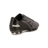Championes de fútbol Diadora Striker Futbol MD para hombre, color gris oscuro con detalles en negro y logo blanco.