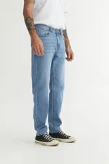 Pantalón de jean celeste, corte recto, con bolsillos delanteros y traseros.