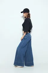 Jean de tiro bajo color negro, de silueta relajada y holgada, con deflecado en el bajo.