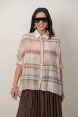 Camisa de organdí con diseño de franjas horizontales multicolor, corte holgado y mangas tres cuartos.
