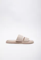 Sandalia color beige de símil cuero con doble cinta ancha y plataforma de 2 cm.