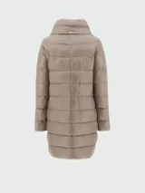 Campera puffer Herno modelo Dora de corte recto, confeccionada en nylon ultralight color caqui. Presenta diseño acolchado horizontal, cuello alto envolvente, cierre frontal oculto con botones a presión y bolsillos laterales discretos.