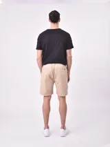 Bermuda de gabardina color kaki, con cintura elástica y cordón de ajuste, bolsillos laterales y corte recto.