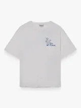 Camiseta de corte oversize, color blanco, con cuello redondo, mangas cortas y estampa botánica pequeña en el pecho.