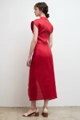 Falda midi de lino con diseño cruzado y tajo frontal.