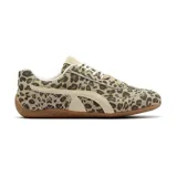 Championes urbanos con estampado animal print de leopardo en tonos marrones y beige, con detalles en color crema.
