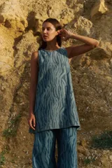 Pantalón de jean tiro medio, corte oversize y pierna ancha, con estampado láser acebrado tipo cebra.