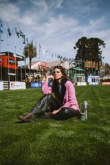 Tapado de paño de lana color beige con rayas finas marrones, cuello de piel sintética color crema, bolsillos delanteros y cierre con botón de asta.