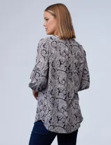 Blusa estampada con cuello a la base, escote en V y abertura con botones. Manga ¾ con puño elastizado.