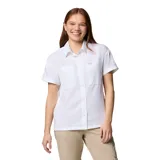 Camisa de manga corta Columbia, diseñada para actividades al aire libre, confeccionada en tejido técnico con tecnología de protección solar y absorción de humedad. Presenta cuello clásico, cierre frontal con botones, dos bolsillos frontales funcionales y un diseño transpirable.