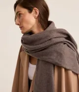 Bufanda de tejido suave con diseño de franjas en los extremos y terminación con flecos.