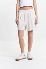 Short color crema de lino y algodón con cintura elastizada.