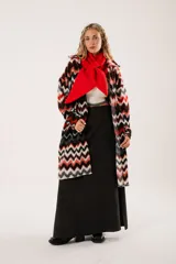 Tapado largo de lana con estampado zigzag horizontal en tonos rojo, negro, blanco y gris. De manga larga y abotonado.