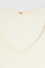 Remera blanca de manga corta en tejido de punto acanalado, con escote redondo y detalle de pequeño moño en el centro.