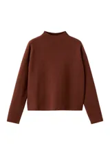 Jersey de punto fino color marrón, de corte recto, con cuello perkins y manga larga.
