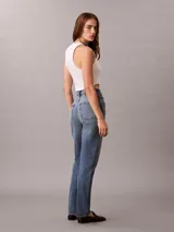 Jeans mom fit de tiro alto y pierna cónica, en denim azul con efecto deslavado. Cuenta con diseño clásico de cinco bolsillos, cierre de botón y cremallera, y detalles distintivos de la marca Calvin Klein.