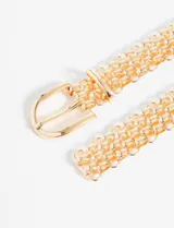 Cinturón dorado de metal con hebilla curva.