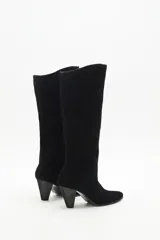 Bota de caña media en gamuza negra, con taco cuadrado y punta almendrada.