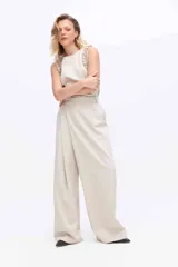 Pantalón de pierna amplia color bordó, con diseño de cruce delantero y caída fluida.