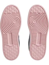 Zapatillas urbanas Calvin Klein Jeans de cuero sintético negro con logo en el lateral, suela cupsole blanca con línea rosa y forro interior rosa.